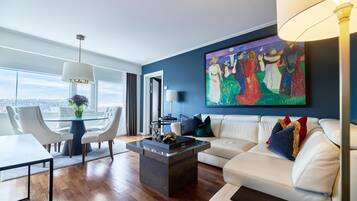 Hypo-allergenic bedding, minibar, in-room safe, laptop workspace