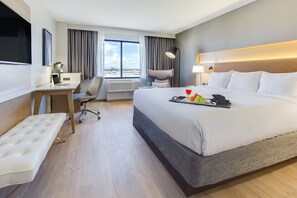 Pillow-top beds, desk, blackout curtains, iron/ironing board - Radisson Hotel Phoenix Airport (Phoenix)