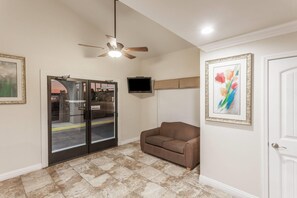 Lobby - Travelodge by Wyndham Hemet CA (Hemet)