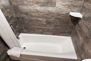 Zimmer, 2 Doppelbetten, Nichtraucher | Badezimmer | Haartrockner, Handtücher