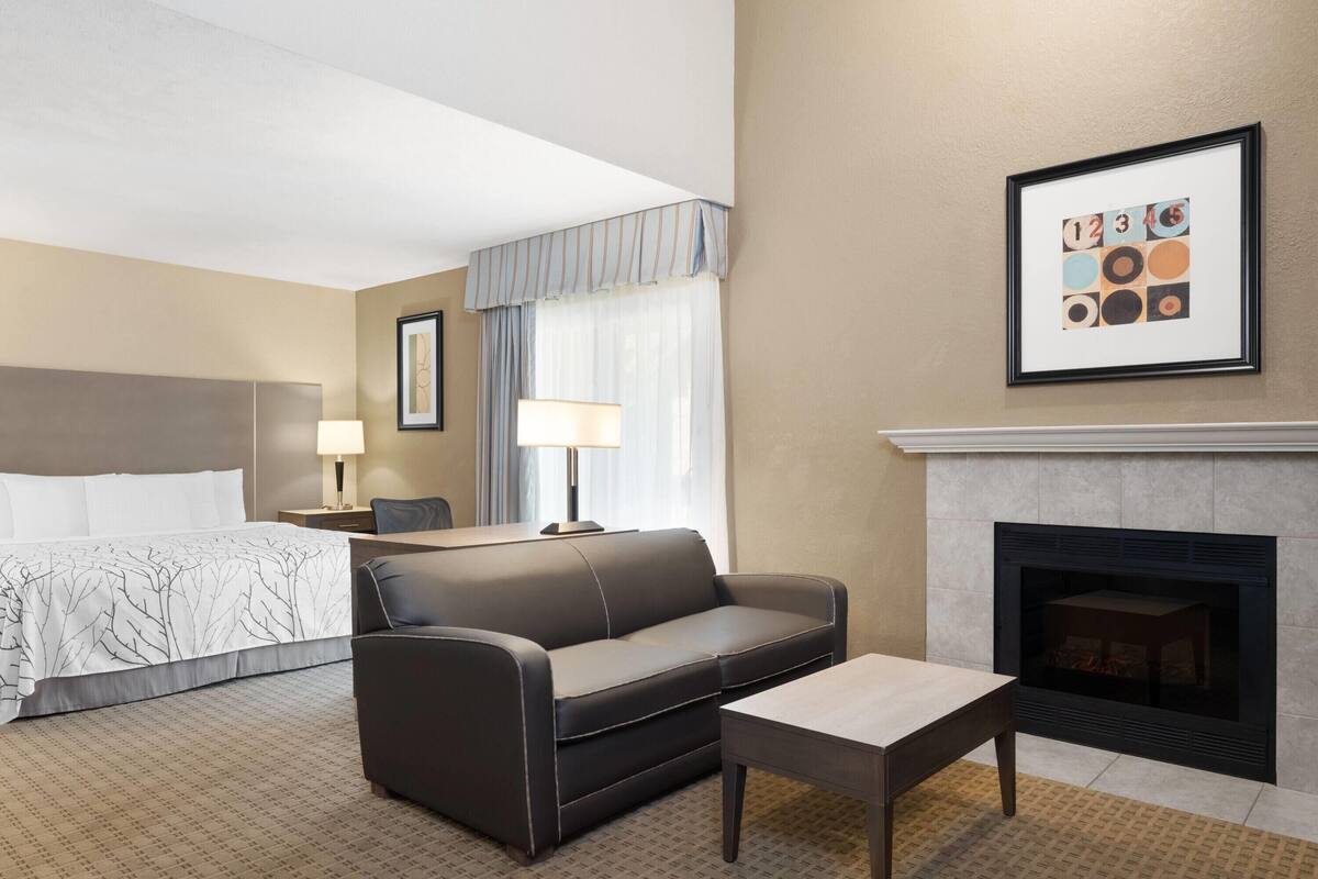Suite, Multiple Beds, Non Smoking (Loft) | Premium bedding, desk, laptop workspace, iron/ironing board