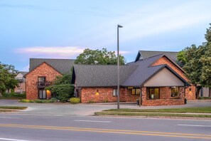 Exterior - Eastland Suites Hotel & Conference Ctr, Trademark by Wyndham (Bloomington)