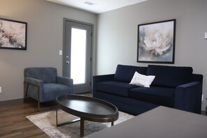 Suite, 1 habitación, no fumadores | Zona de estar | Una televisión de pantalla plana