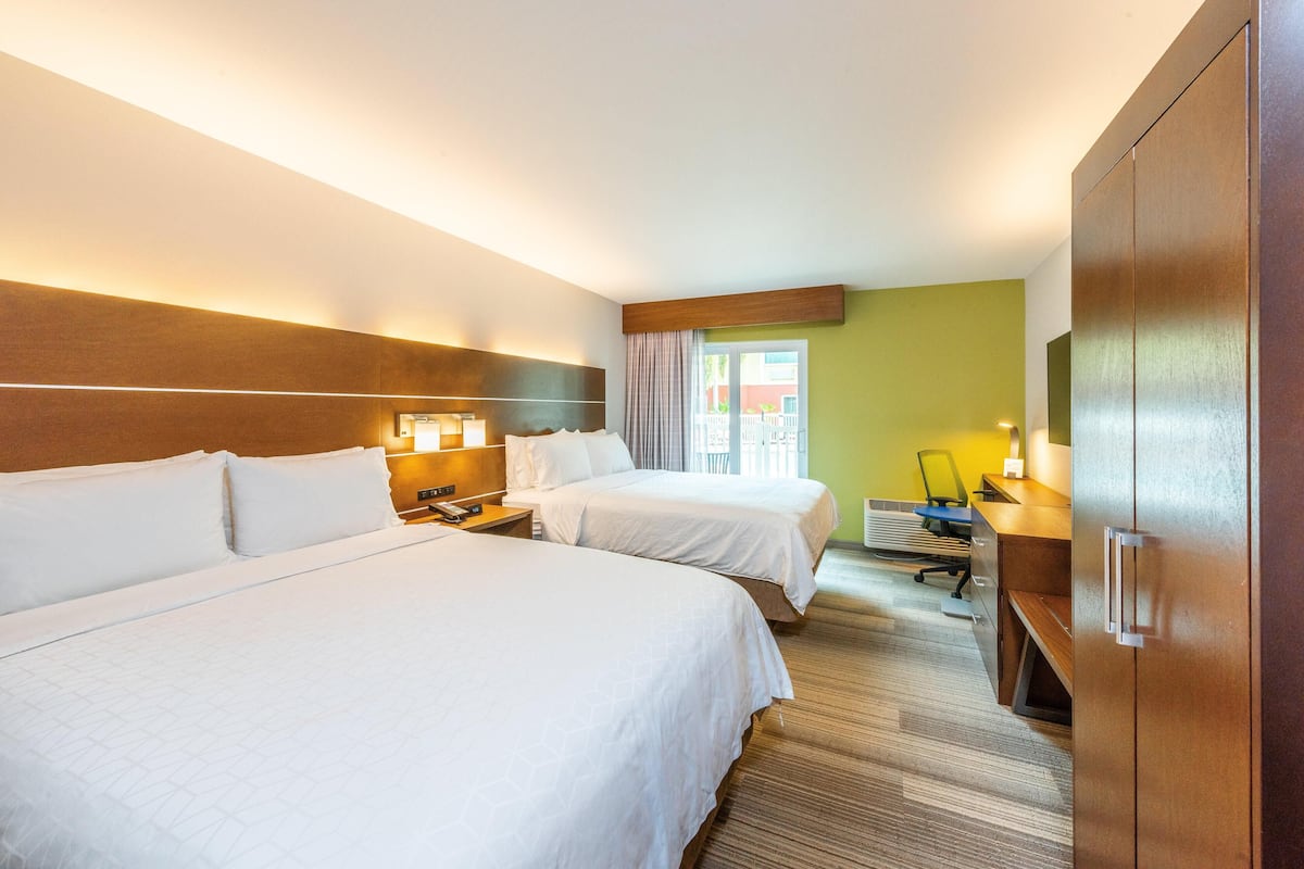 Hypo-allergenic bedding, in-room safe, desk, laptop workspace