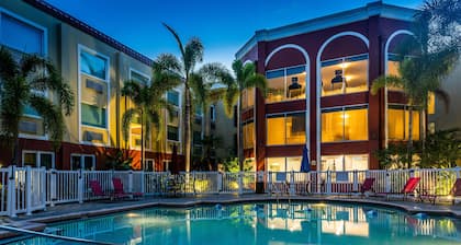 Holiday Inn Express & Suites Bradenton West, an IHG Hotel