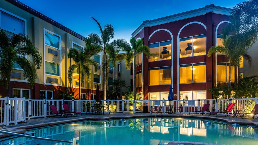 Holiday Inn Express & Suites Bradenton West by IHG