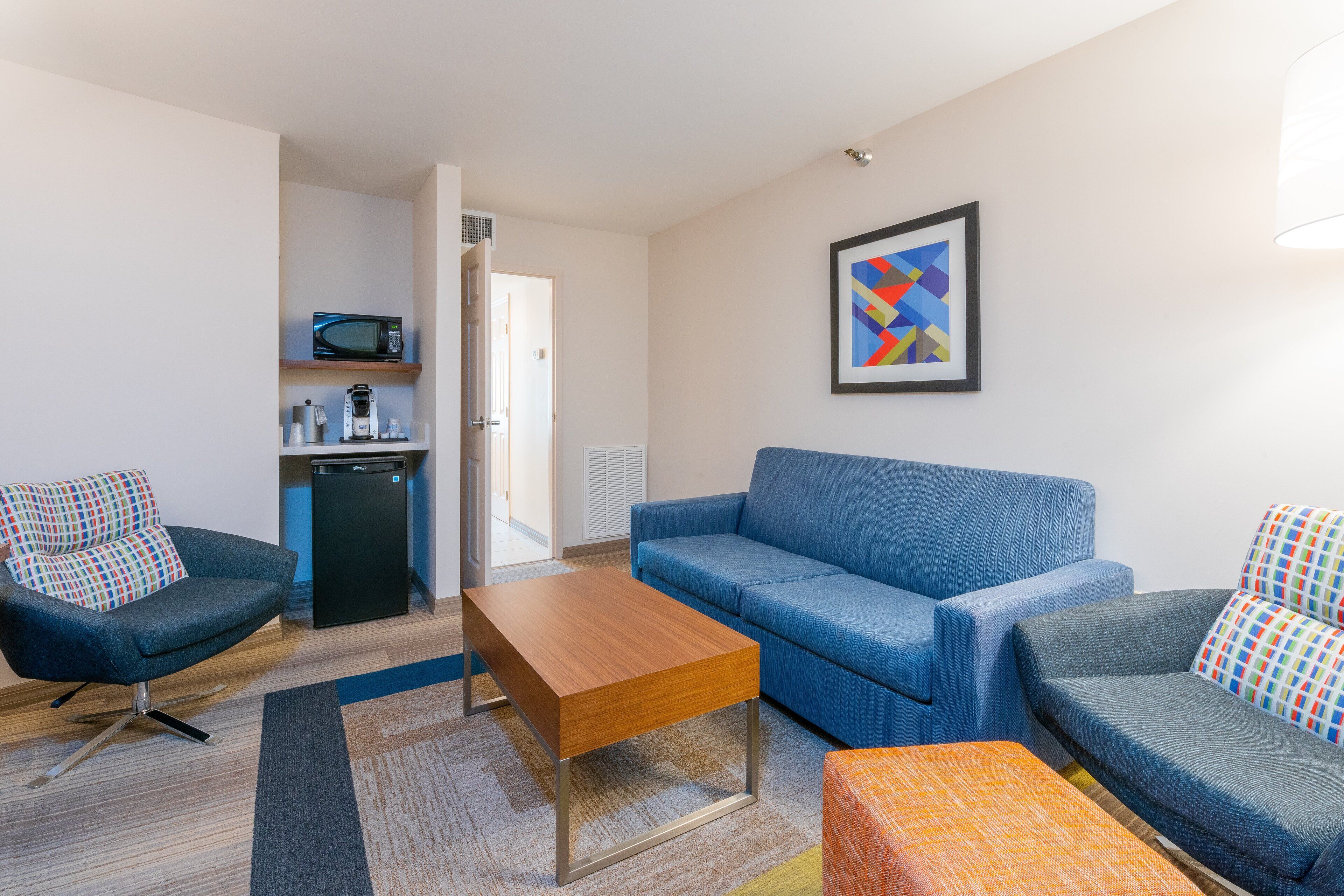 suite, 1 bedroom | hypo-allergenic bedding, in-room safe, desk, laptop workspace