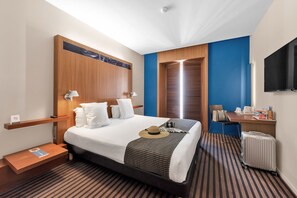 Habitación superior | Ropa de cama de alta calidad y minibar 