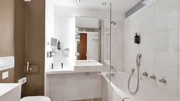 Un bagno moderno con WC, lavandino e vasca da bagno.