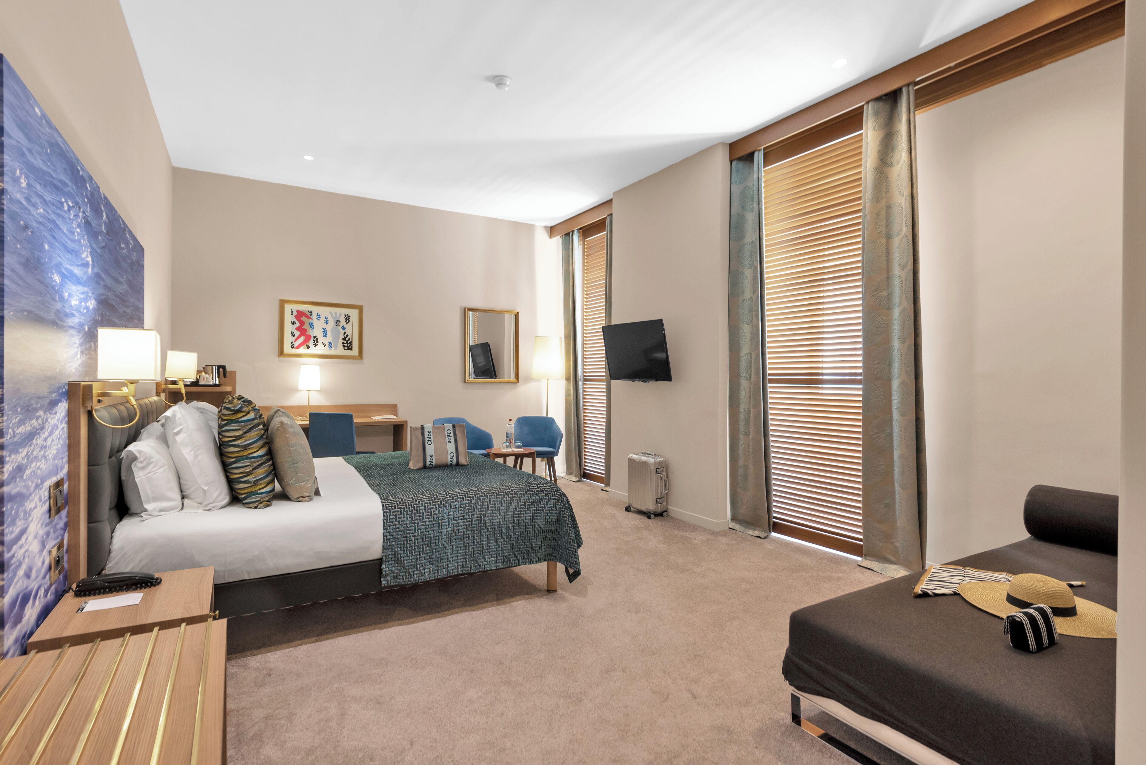 行政客房 | 高档床上用品、迷你吧、客房内保险箱、办公桌