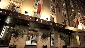 El exterior del hotel Beau Rivage, con su nombre exhibido en grande sobre la entrada.