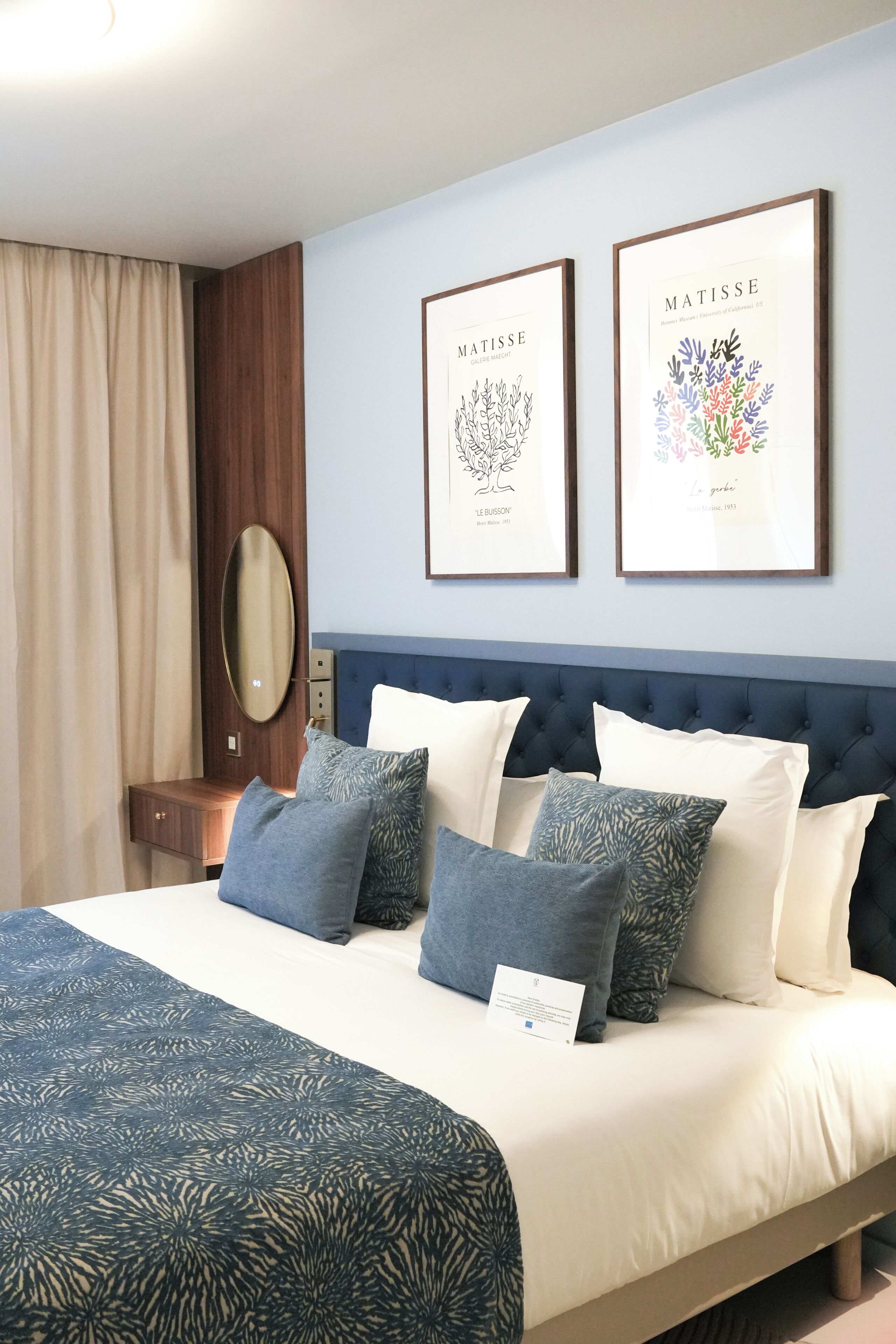 Roupas de cama premium, frigobar, cofres nos quartos, escrivaninha
