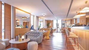 Un interior moderno con una zona de bar, asientos y una mesa de recepción.