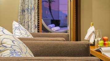 Suite Junior, terrasse | Literie de qualité supérieure, minibar, coffres-forts dans les chambres
