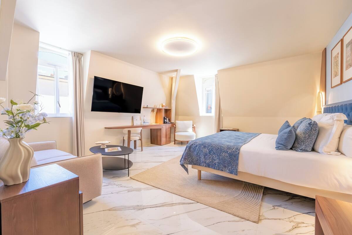 Premium Comfort Room | Premium bedding, minibar, in-room safe, desk