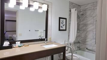 Escritorio, espacio para trabajar con laptop y cortinas blackout