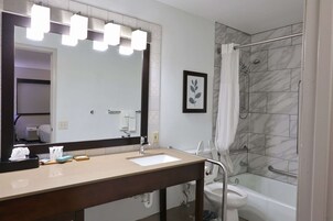 Escritorio, espacio para trabajar con un portátil, cortinas opacas