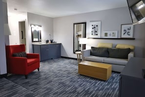 Escritorio, espacio para trabajar con laptop y cortinas blackout