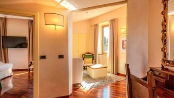 Suite | Living area | Flat-screen TV