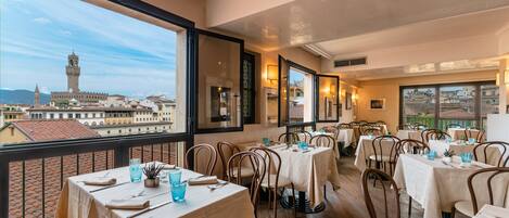 Daily cooked-to-order breakfast (EUR 15 per person)