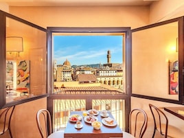 Hypo-allergenic bedding, minibar, in-room safe, desk