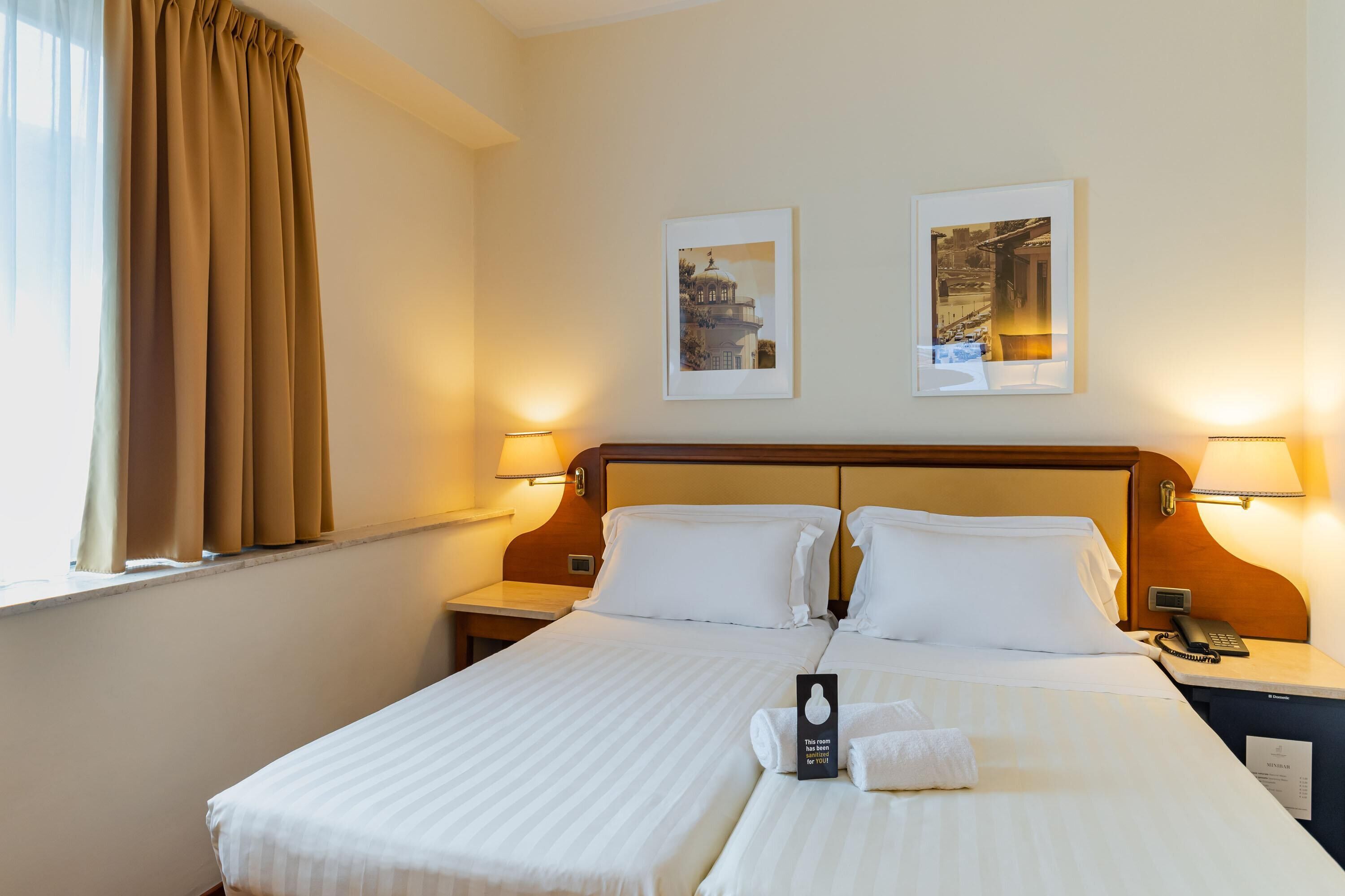 Phòng 2 giường đơn Tiêu chuẩn | Bộ đồ giường kháng dị ứng, minibar, két bảo mật tại phòng, bàn 