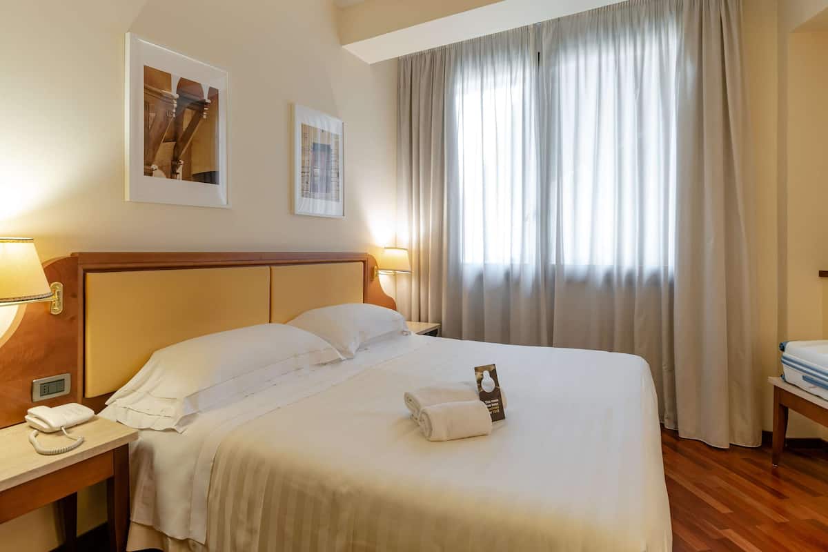 Habitación Confort con 1 cama matrimonial o 2 individuales | 1 habitación, ropa de cama hipoalergénica y minibar