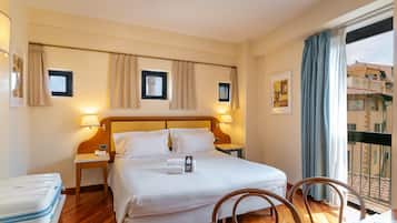 Hypo-allergenic bedding, minibar, in-room safe, desk