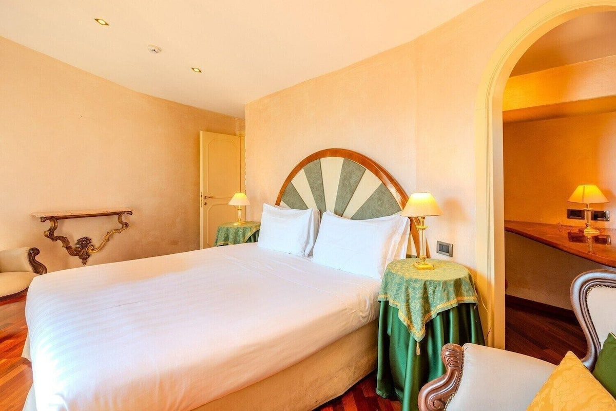 Suite | Hypo-allergenic bedding, minibar, in-room safe, desk