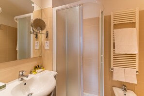 ห้องดับเบิล, วิวเมือง | ห้องน้ำ | ของใช้ในห้องน้ำฟรี, ไดร์เป่าผม, รองเท้าสวมภายในห้อง, โถสุขภัณฑ์แบบบิเดท์