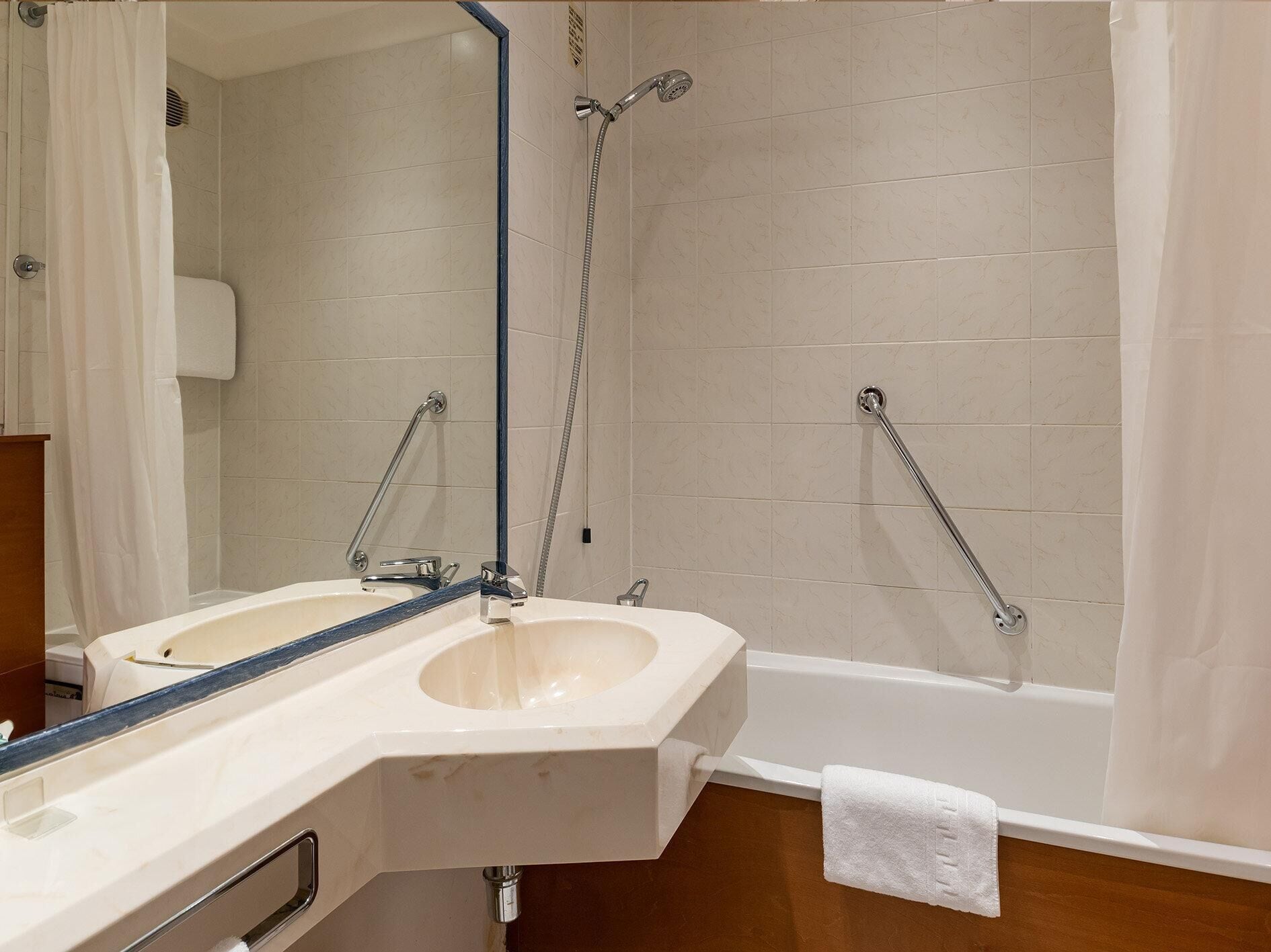 Set di cortesia gratuito, asciugacapelli, pantofole, bidet