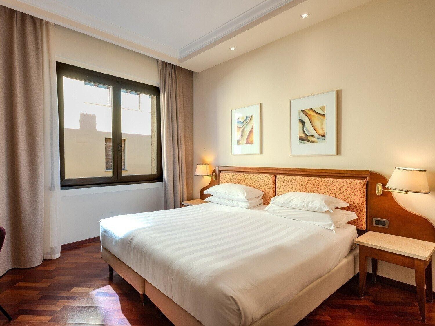 Hypo-allergenic bedding, minibar, in-room safe, desk