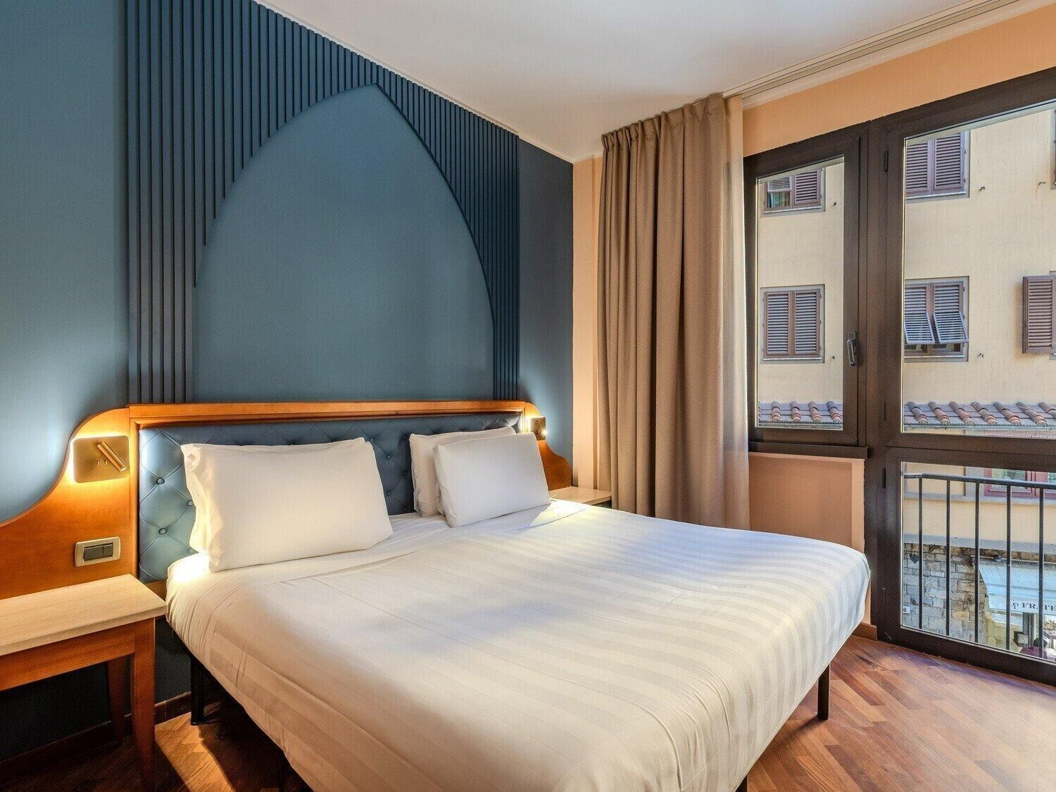 Zweibettzimmer, Stadtblick | Allergikerbettwaren, Minibar, Zimmersafe, Schreibtisch