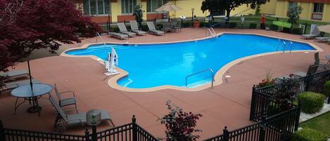 Kauden mukainen ulkouima-allas, aurinkotuoleja