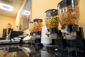 Daily continental breakfast for a fee - Clarion Hotel Detroit Metro Airport (Romulus)