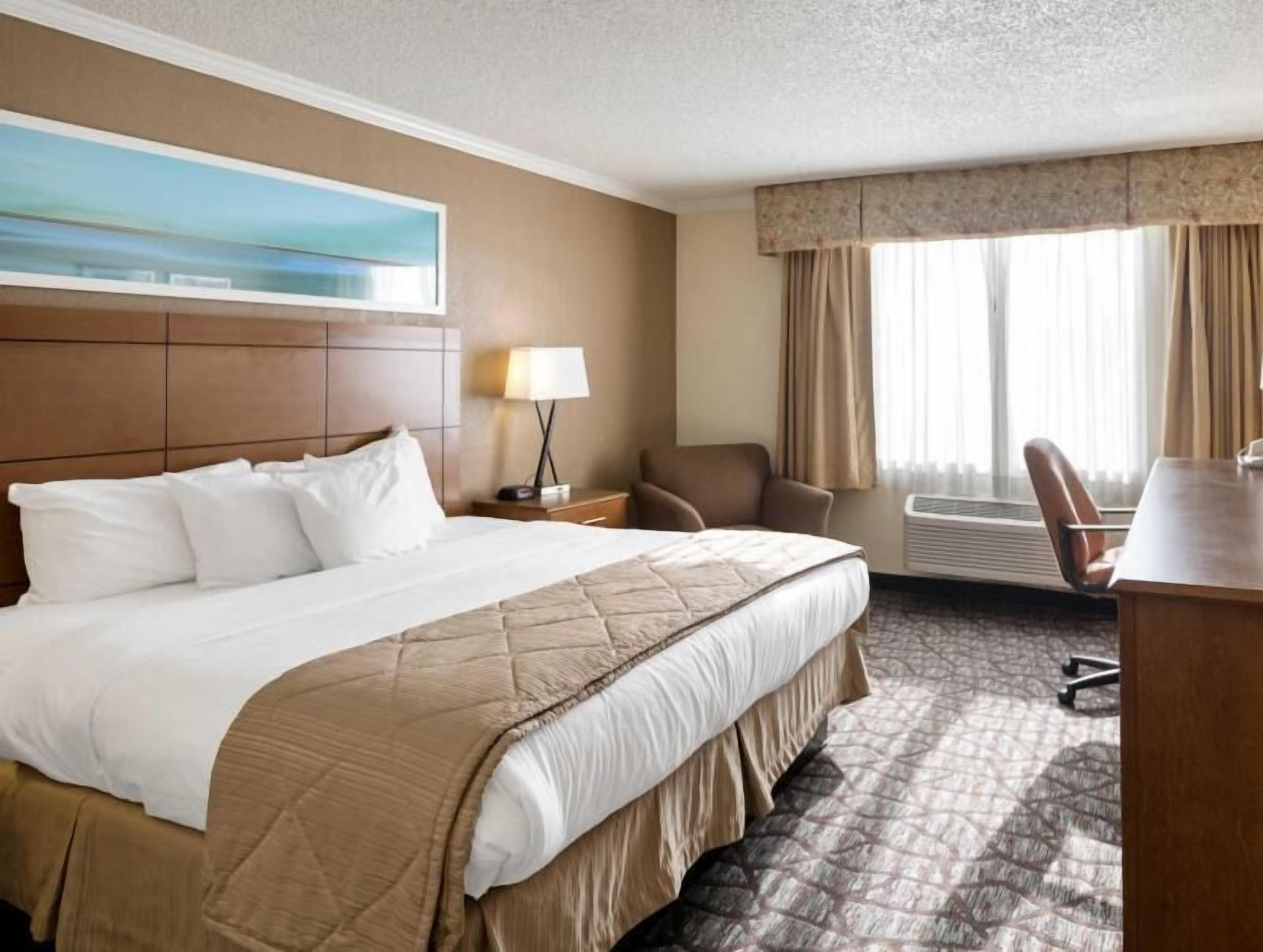 Premium bedding, in-room safe, desk, laptop workspace