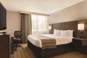 Desk, laptop workspace, soundproofing, iron/ironing board - Country Inn & Suites by Radisson, Fergus Falls, MN (Fergus Falls)