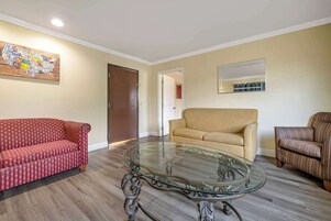 办公桌、熨斗/熨板、免费 WiFi、床单