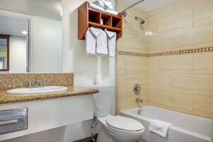 Escritorio, tabla de planchar con plancha, wifi gratis y ropa de cama