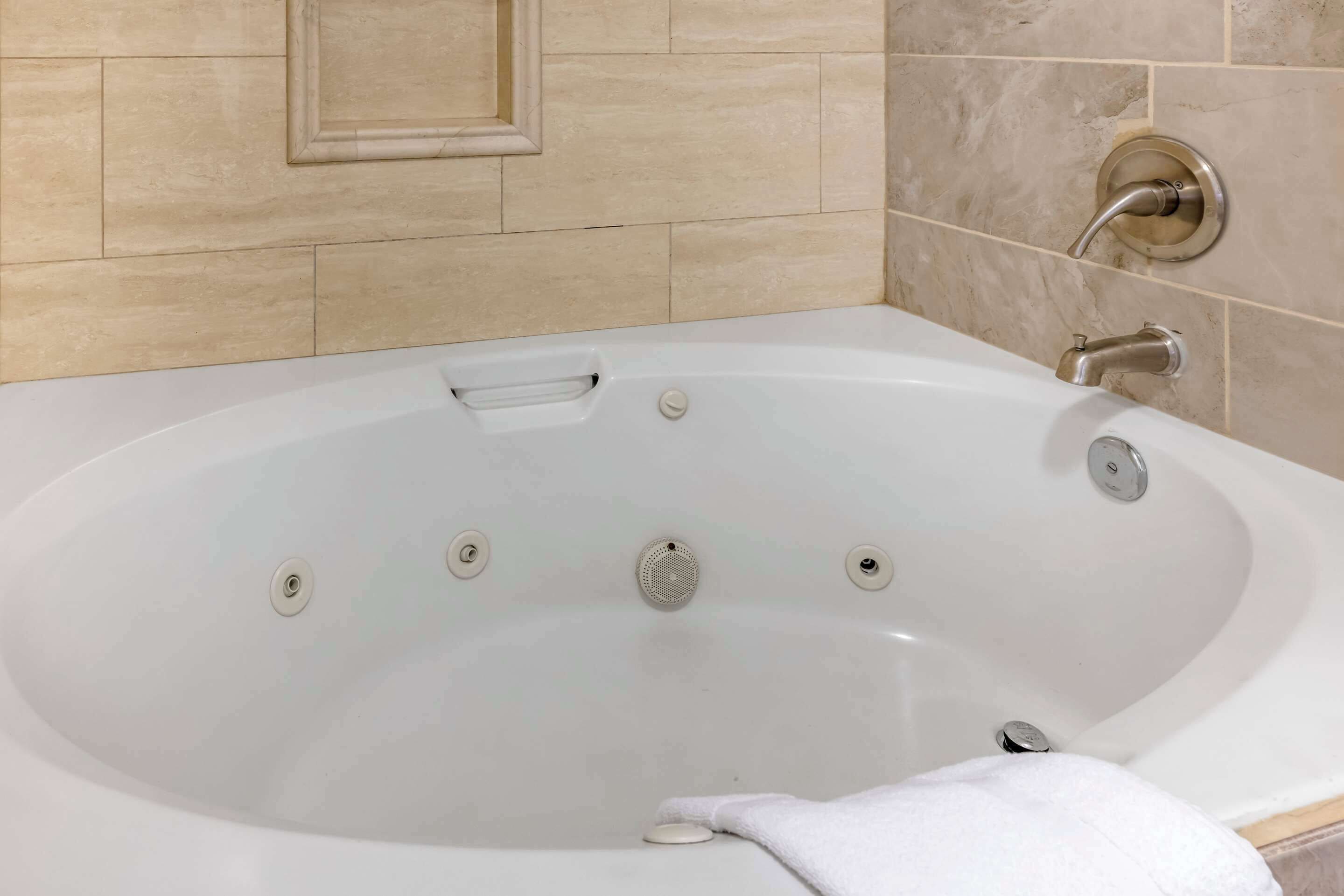 Escritorio, tabla de planchar con plancha, wifi gratis y ropa de cama 