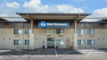 Modernilla julkisivulla, suurilla ikkunoilla ja pysäköintialueella varustettu Best Western -hotelli.