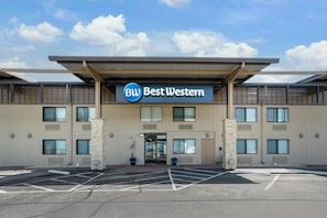 A Best Western hotel with a modern facade, large windows, and a parking lot. - Best Western Crossroads Inn (De Funiak Springs)