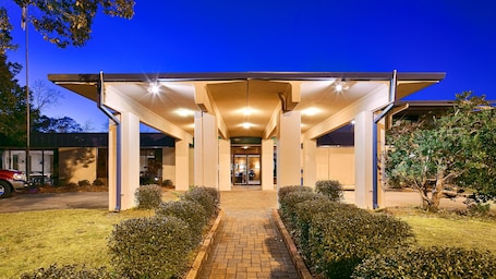 Exterior. Best Western Crossroads Inn
