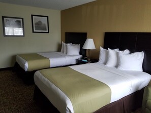 Desk, laptop workspace, blackout curtains, iron/ironing board - Best Western Crossroads Inn (De Funiak Springs)