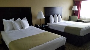 Une chambre d’hôtel avec deux lits, une table de chevet avec une lampe, une chaise et une fenêtre avec des rideaux.