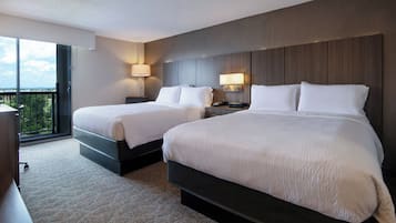 Ropa de cama de alta calidad, camas con pillow-top y escritorio