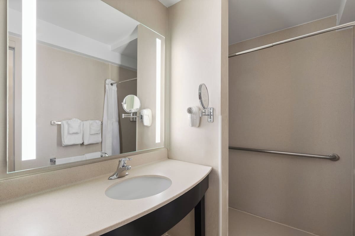 Room, 1 King Bed, Roll-in Shower (Mobility, Roll-In Shower) | Premium bedding, pillowtop beds, desk, laptop workspace