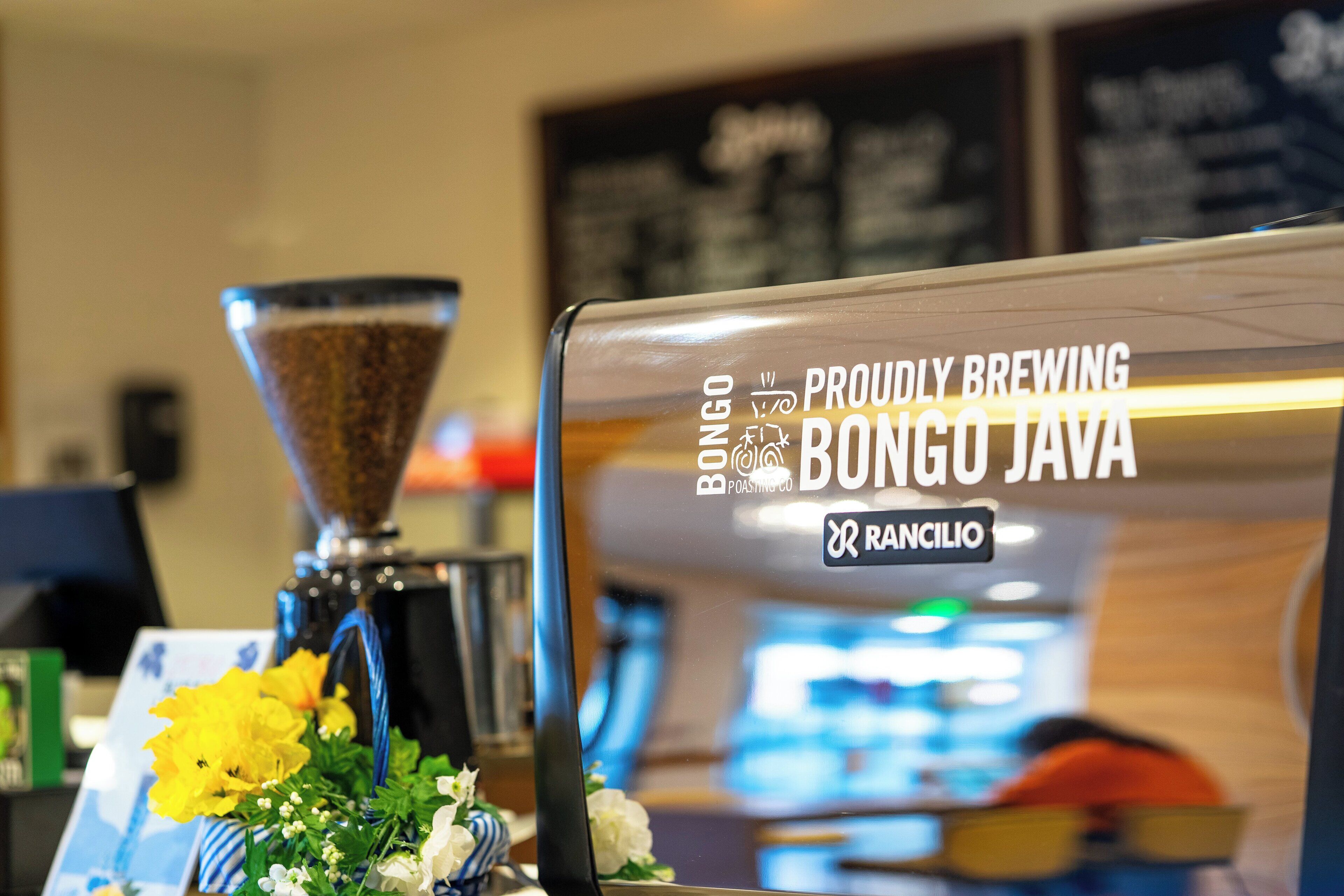 Une machine à café portant une étiquette indiquant « BONGO JAVA » et « BONGO JAVA, AVEC FIERTÉ » de la marque Rancilio.