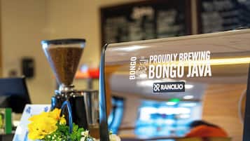 Une machine à café portant une étiquette indiquant « BONGO JAVA » et « BONGO JAVA, AVEC FIERTÉ » de la marque Rancilio.