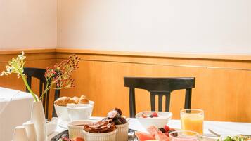 Free daily buffet breakfast